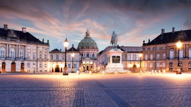 Kopenhag - Danimarka Kraliyet Sarayı Amalienborg dramatik gündoğumunda. Kraliyet Konutu, Danimarka