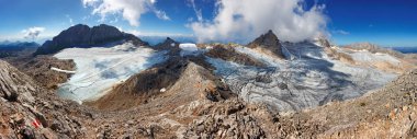 Avusturya Alpleri 'ndeki Dachstein buzulunun panoraması. Güzel dağ manzarası. Plato kayak yapmak için en iyi yer, Styria..
