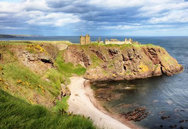 İskoçya 'da deniz kıyısı olan Dunnottar Kalesi Panoraması
