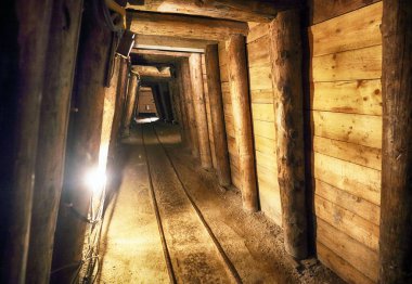 Demiryolu ile eski madendeki yeraltı tünellerinin iç görüntüsü