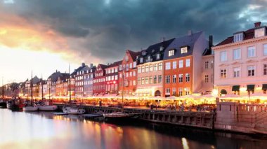 Zaman aşımı - Kopenhag 'ın Büyüsü, Nyhavn' da Danimarka. İkonik kanal, renkli bir sabah alacakaranlığı ve nefes kesici su yansımaları..
