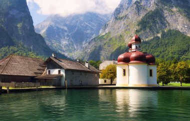Konigsee Gölü ve St. Bartholomew Kilisesi dağlarla çevrili, Berchtesgaden Ulusal Parkı, Bavyera, Almanya