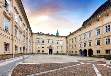  Şehir merkezindeki öğrenci temsilcisi Juridicum Salzburg binasının iç avlusunun görüntüsü - University Courtyar