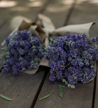 Lavander ahşap masada mor demetler