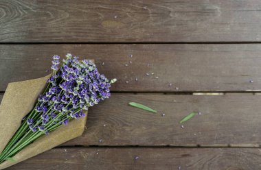 Lavander ahşap masada mor demetler