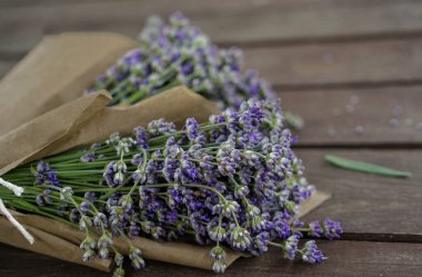 Lavander ahşap masada mor demetler