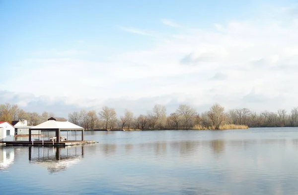Hüzünlü sonbahar nehir manzarası Bulutlu gökyüzü