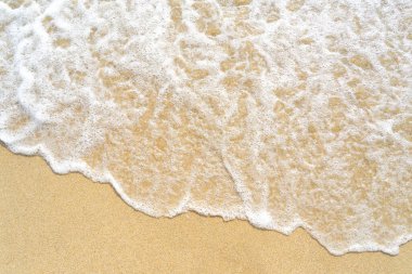 Altın kumlu sahilde dalgalar