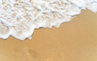 Altın kumlu sahilde dalgalar