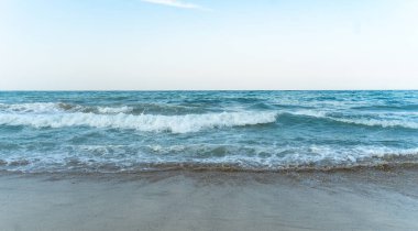 Akşam vakti deniz kıyısında rahatlatıcı manzarayla