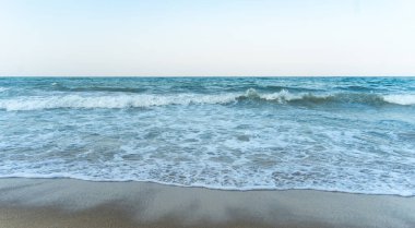 Akşam vakti deniz kıyısında rahatlatıcı manzarayla