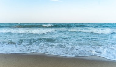 Akşam vakti deniz kıyısında rahatlatıcı manzarayla