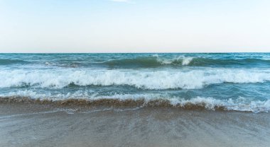 Akşam vakti deniz kıyısında rahatlatıcı manzarayla