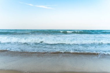 Akşam vakti deniz kıyısında rahatlatıcı manzarayla