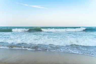 Akşam vakti deniz kıyısında rahatlatıcı manzarayla