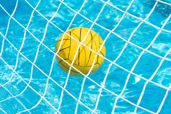 Su yüzeyinde sarı su topu var.