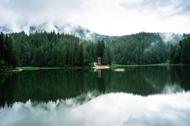Carpathian dağlarında Sinevyr Gölü