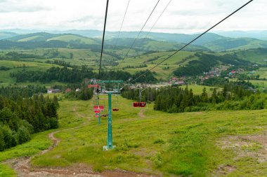 Yazın Karpatlar arasında kayak kaldırma