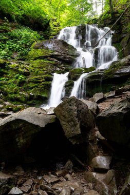 Karpat Dağlarında Şelale Shepit