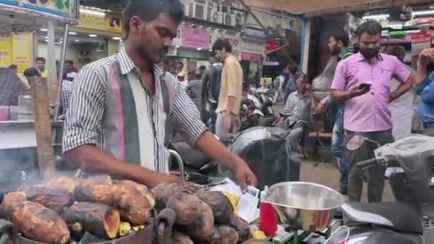 Πλανόδιος Πωλητής Που Πουλάει Ψητές Γλυκοπατάτες Στην Οδό Μουμπάι — Αρχείο Βίντεο