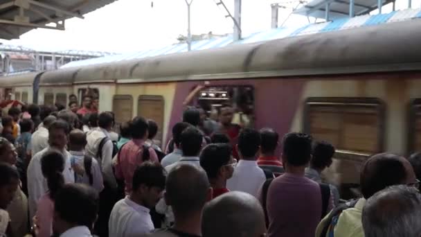 Heavily Crowded Suburban Train Stations Mumbai Selective Focus Background Blur — Stock Video