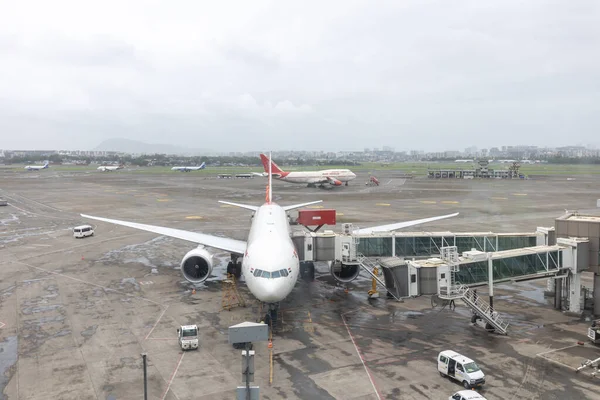 Mumbai, Hindistan-8-1-2023: Air India Airlines Mumbais havaalanı yazı işleri için hazırlanıyor