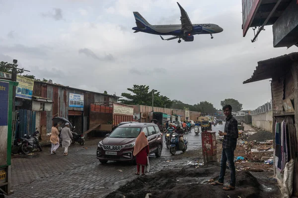 Mumbai, Hindistan, 7-31-2023: Mumbai havaalanı editörünün iniş alanına yakın gecekondu mahalleleri