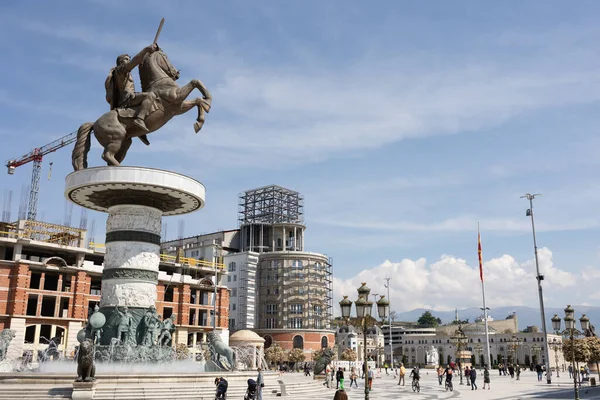 Üsküp, Kuzey Makedonya-5-1-2023: Üsküp 'teki Makedonya meydanı tam teşekküllü turistler ve İskender' in Ana Terrassa kentinin şantiye heykelinin inşası