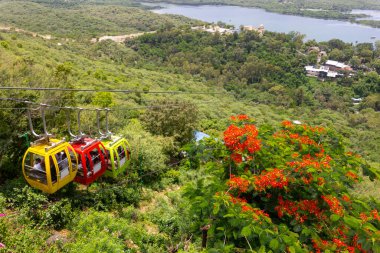 Udaipur, Hindistan-7-16-2023: Mansapurna karni mata otomobil tepe tapınağını ziyaret eden turistler için seçici odak noktası Rajasthan tatil beldesi