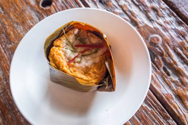 Köri ezmeli buğulanmış balık: Geleneksel Tayland yemeği