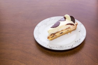 Tahta masada sütlü çikolatalı turta