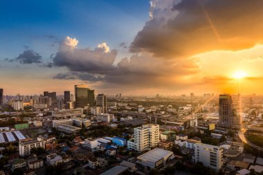 Gün batımında Bangkok şehrinin ufuk çizgisi