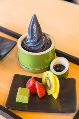 Kömür vanilyalı, meyveli krema.