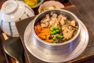 Geleneksel Japon yemeği Takikomi Gohan.