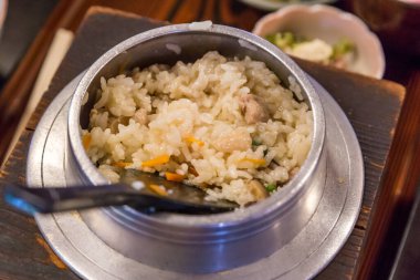 Geleneksel Japon yemeği Takikomi Gohan.