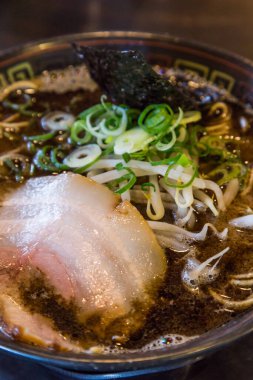 Kuro tonkotsu ramen ile chashu domuz eti ve fasulye filizi.