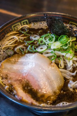 Kuro tonkotsu ramen ile chashu domuz eti ve fasulye filizi.
