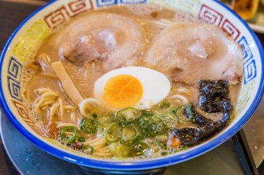 Haşlanmış yumurtalı Mukashi chashu ramen.