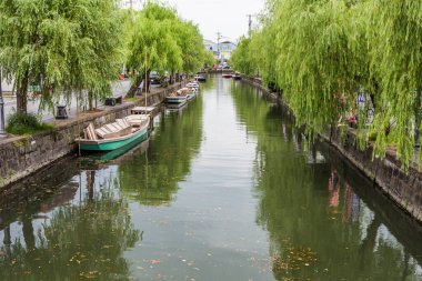 Geleneksel sandık teknesi, Yanagawa, Fukuoka, Japonya 'da güverteye park edilmiş..