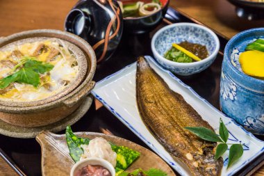 Lüks Japon yemek takımı - ızgara balık ve yumurta ve dulavratla kaynatılmış börek.