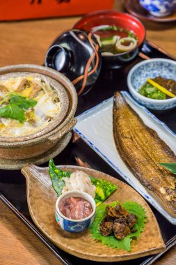 Lüks Japon yemek takımı - ızgara balık ve yumurta ve dulavratla kaynatılmış börek.