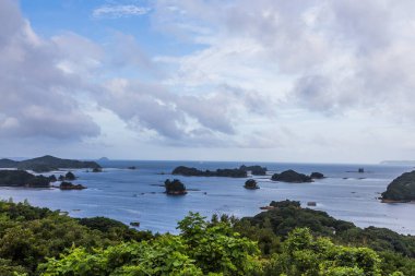 Kujuku Adaları Sasebo, Kyushu 'da bulutlu bir günde gözden kaybolur..