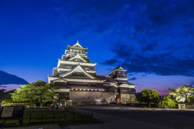 Kumamoto Kalesi 'nde gece vakti Kyushu, Japonya