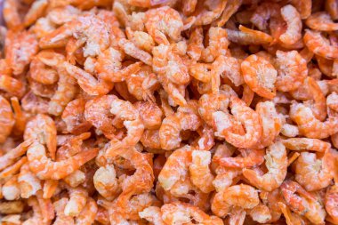Tayland yerel pazarında yakın plan kurutulmuş karides.
