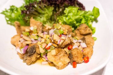 Kızarmış levrek baharatlı salata..