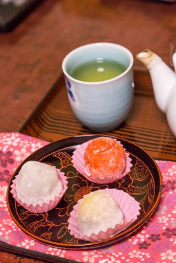 Daifuku ve sıcak yeşil çay.