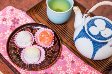 Daifuku ve sıcak yeşil çay.