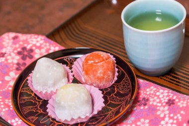 Daifuku ve sıcak yeşil çay.