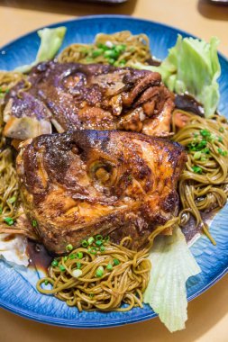 Eriştenin üzerinde kaynamış deniz kebabı Tai kama nitsuke yok