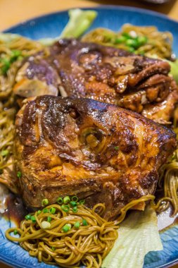 Eriştenin üzerinde kaynamış deniz kebabı Tai kama nitsuke yok